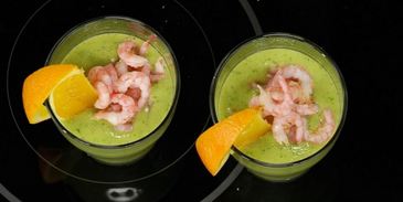 холодный суп из авокадо с креветками