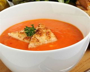 Холодный суп из красных перцев с базиликом и крутонами