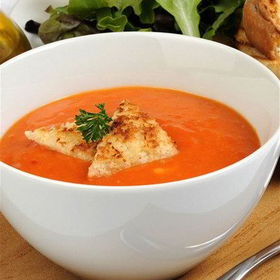 Холодный суп из красных перцев с базиликом и крутонами