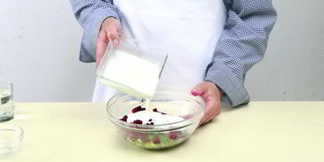 холодный суп из простокваши и свеклы