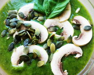 Холодный суп-коктейль из авокадо, рукколы, шпината и базилика