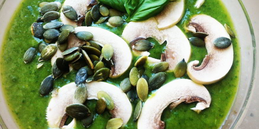 Рецепт холодного супа-коктейля из авокадо, рукколы, шпината и базилика