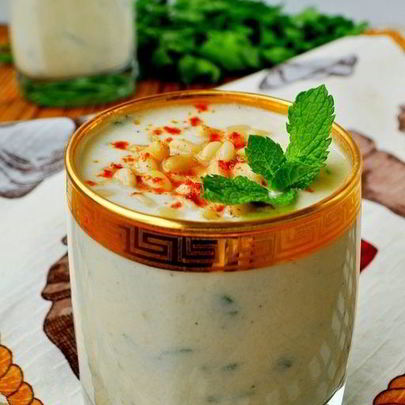 Холодный суп-пюре из кольраби с яблоками и кедровыми орешками