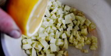 холодный суп-пюре из кольраби с яблоками и кедровыми орешками