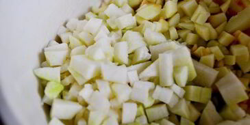 холодный суп-пюре из кольраби с яблоками и кедровыми орешками