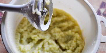 холодный суп-пюре из кольраби с яблоками и кедровыми орешками