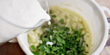 холодный суп-пюре из кольраби с яблоками и кедровыми орешками