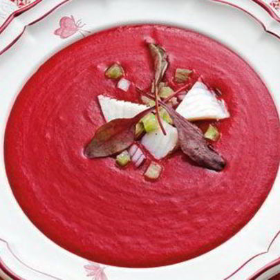 Холодный суп с тилапией и свекольной ботвой