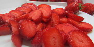 клубнично-лимонный холодный суп с нежными клецками