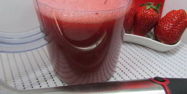 клубнично-лимонный холодный суп с нежными клецками