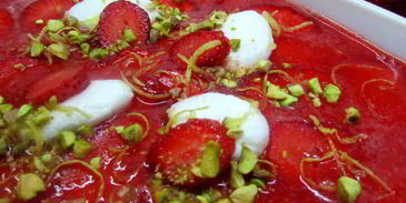 клубнично-лимонный холодный суп с нежными клецками