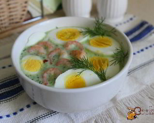 Летний холодный суп с креветками и яйцом