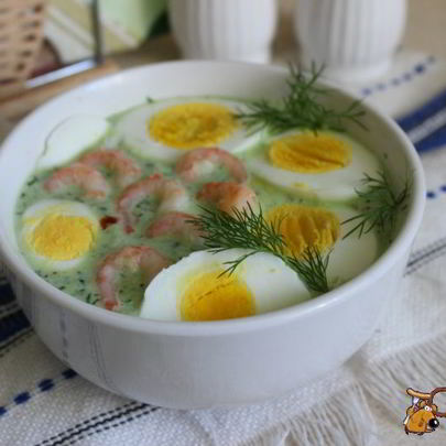 Летний холодный суп с креветками и яйцом
