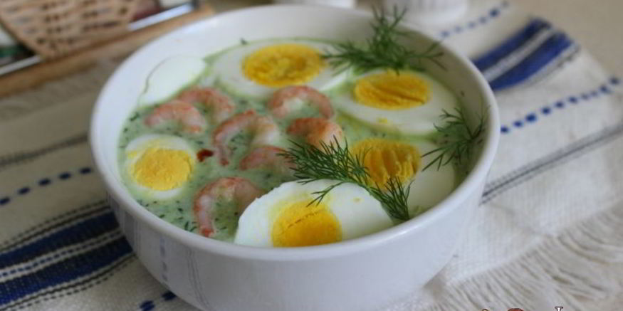 Рецепт летнего холодного супа с креветками и яйцом