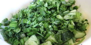 летний холодный суп с креветками и яйцом