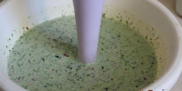 летний холодный суп с креветками и яйцом