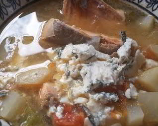 Копченый рыбный суп с грушей, репой и горгонзолой