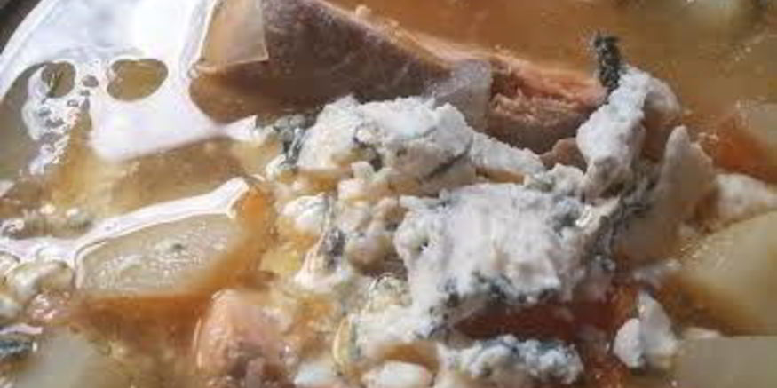 Рецепт копченого рыбного супа с грушей, репой и горгонзолой