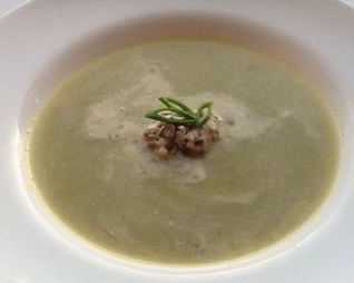 Крем-суп из спаржи со сливочно-трюфельной заправкой