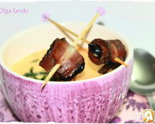 Крем-суп с черносливом в беконе