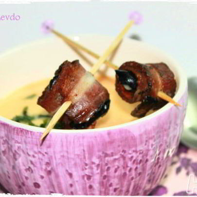 Крем-суп с черносливом в беконе