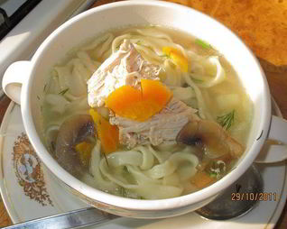 Куриный суп с грибами и домашней пастой