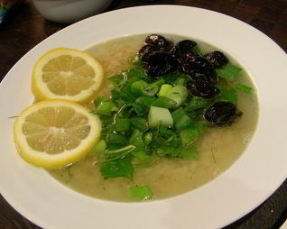 Легкий греческий суп с рисом, маслинами и зеленью