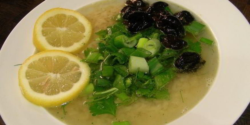 Рецепт легкого греческого супа с рисом, маслинами и зеленью