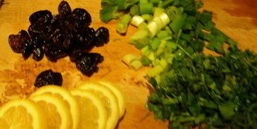 легкий греческий суп с рисом, маслинами и зеленью