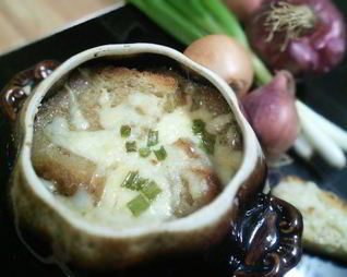 Луковый суп с хлебной корочкой