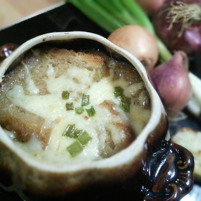 Луковый суп с хлебной корочкой