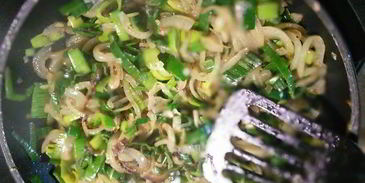 луковый суп с хлебной корочкой