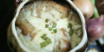 луковый суп с хлебной корочкой