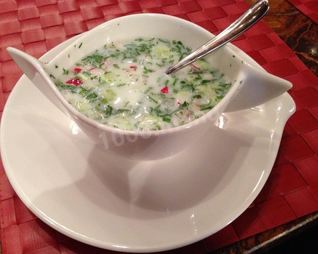 Легкий суп окрошка с черемшой на кефире