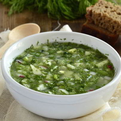 Окрошка на айране со шпинатом и сосисками