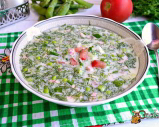 Окрошка на сыворотке с помидорами и свежим горошком