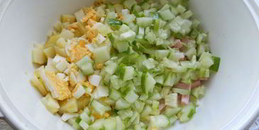 окрошка на сыворотке с помидорами и свежим горошком