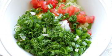 окрошка на сыворотке с помидорами и свежим горошком