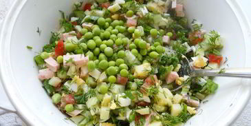 окрошка на сыворотке с помидорами и свежим горошком