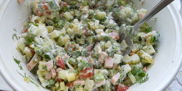 окрошка на сыворотке с помидорами и свежим горошком