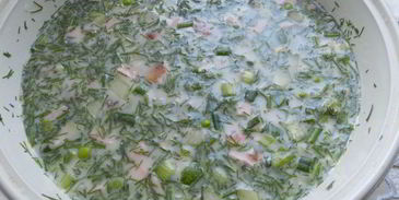 окрошка на сыворотке с помидорами и свежим горошком