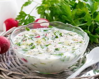 Окрошка с горошком, горчицей, сметаной и майонезом