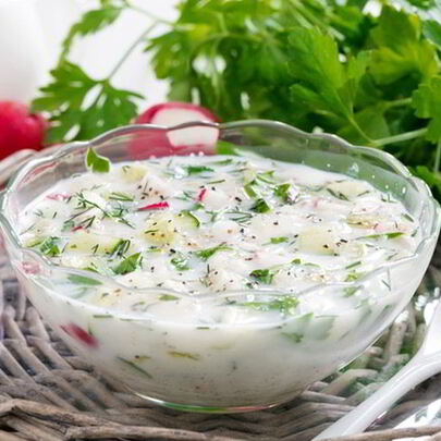 Окрошка с горошком, горчицей, сметаной и майонезом