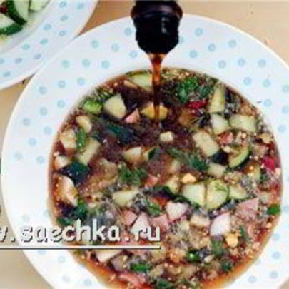 Окрошка с копчеными сосисками