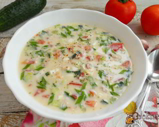 Окрошка с курицей и помидорами