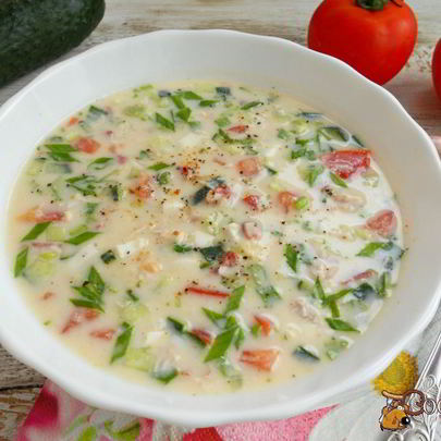 Окрошка с курицей и помидорами