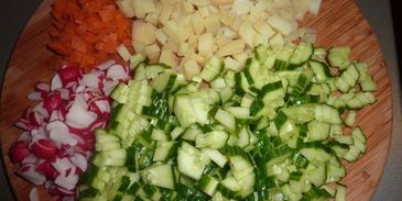 окрошка с редисом и шпинатом