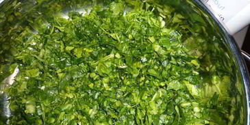 окрошка с редисом и шпинатом