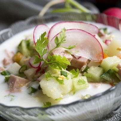 Окрошка с водой, сметаной и редисом