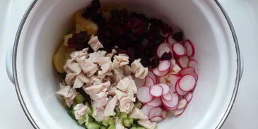 окрошка со свеклой и курицей